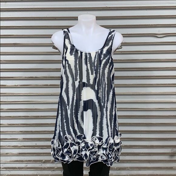 🛍️Papillon top black and white with design at hem - Picture 3 of 8